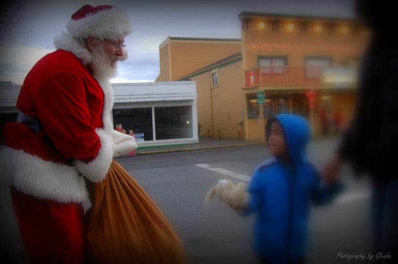 Santa_spreading_holiday_cheer_on_the_streets_of_Friday_Harbor