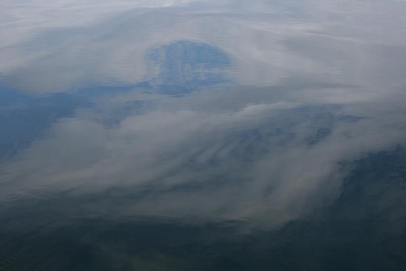 Reflection_of_clouds_in_water