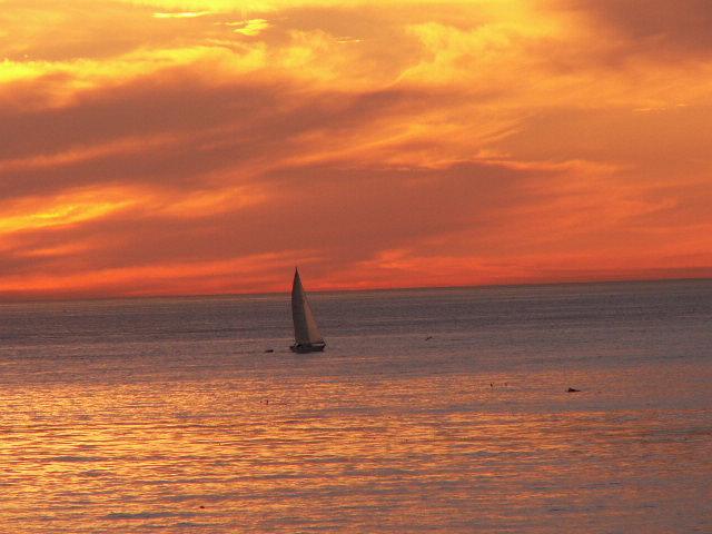 Sailing_in_the_Sunset_in_San_Juan_Islands