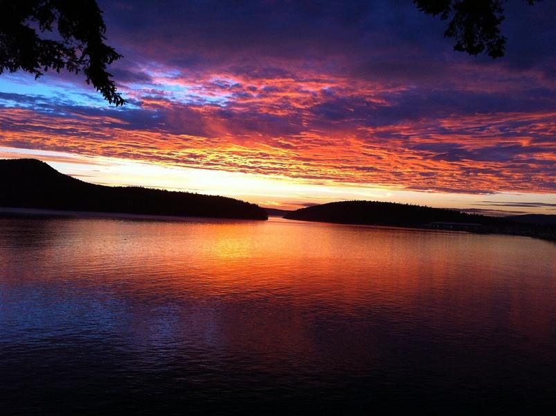 September_sunset_over_burrows_bay