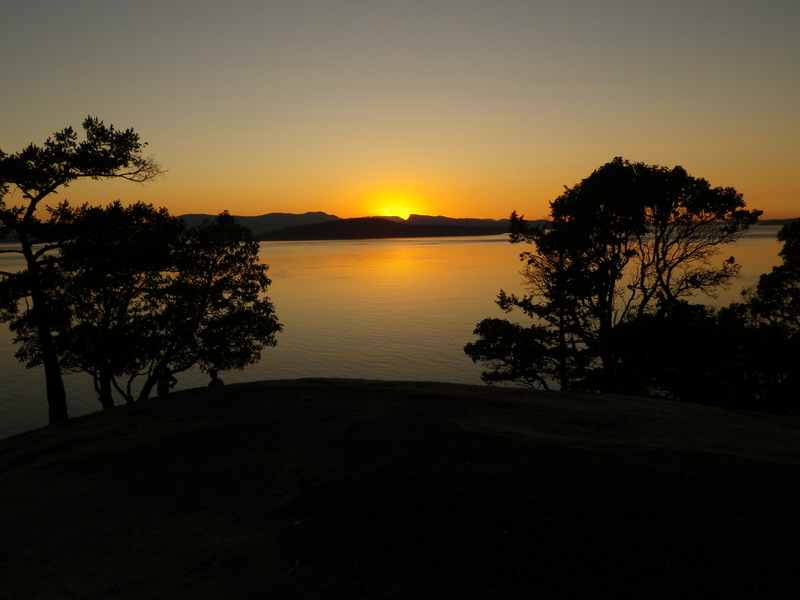 Sunset_at_the_Lighthouse_on_Stewart_Island_San_Juan_Islands_WA